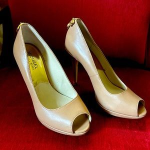 Never worn size 7 tan Michael Kors heels